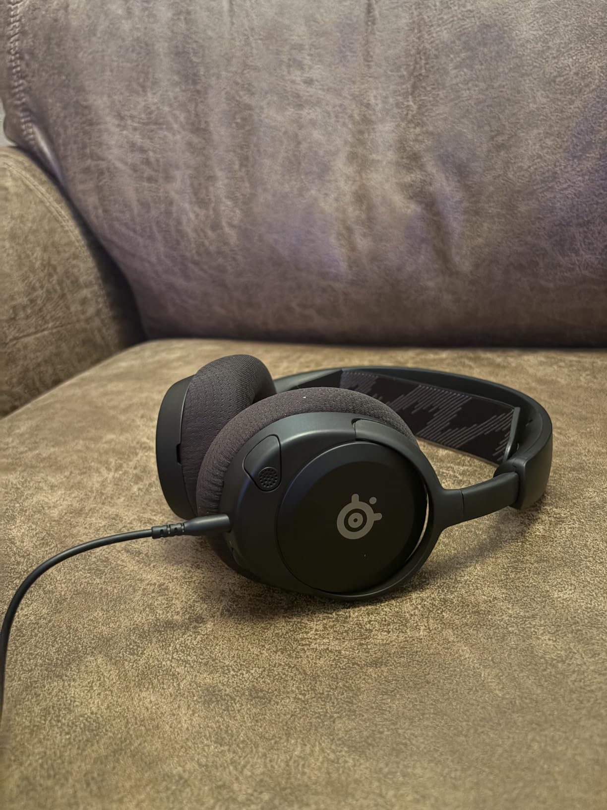 SteelSeries Arctis Nova 1 Multi-System Gaming Headset — Hi-Fi Drivers — 360° Spatial Audio — Comfort Design — Durable — Ultra Lightweight — Noise-Cancelling Mic — PC, PS5/PS4, Switch, Xbox - White customer photo 2