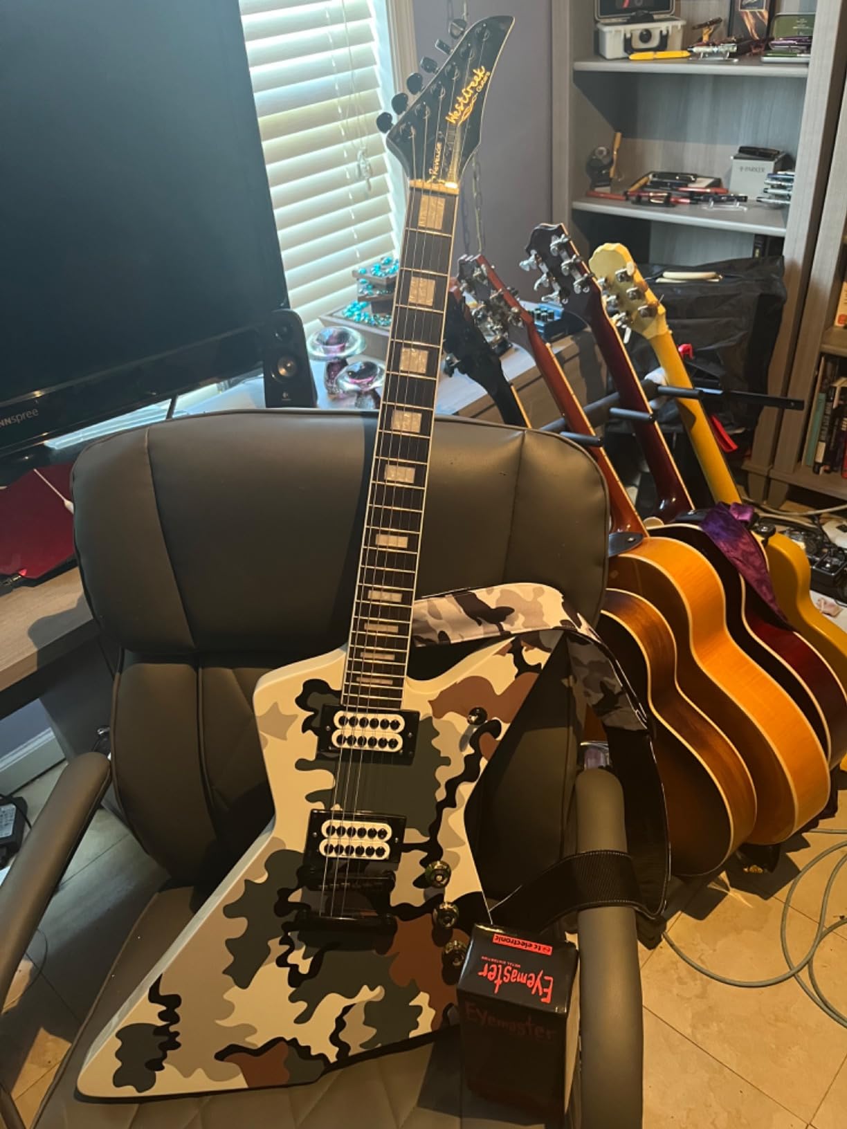 WestCreek Revenge Solid Body Electric Guitar, Heavy Metal Guitar, Right Handed, Alnico Humbucker Pickups, Rounded End Jumbo Frets, Bone nut, Rosewood Fretboard, Mahogany Body Purple customer photo 2