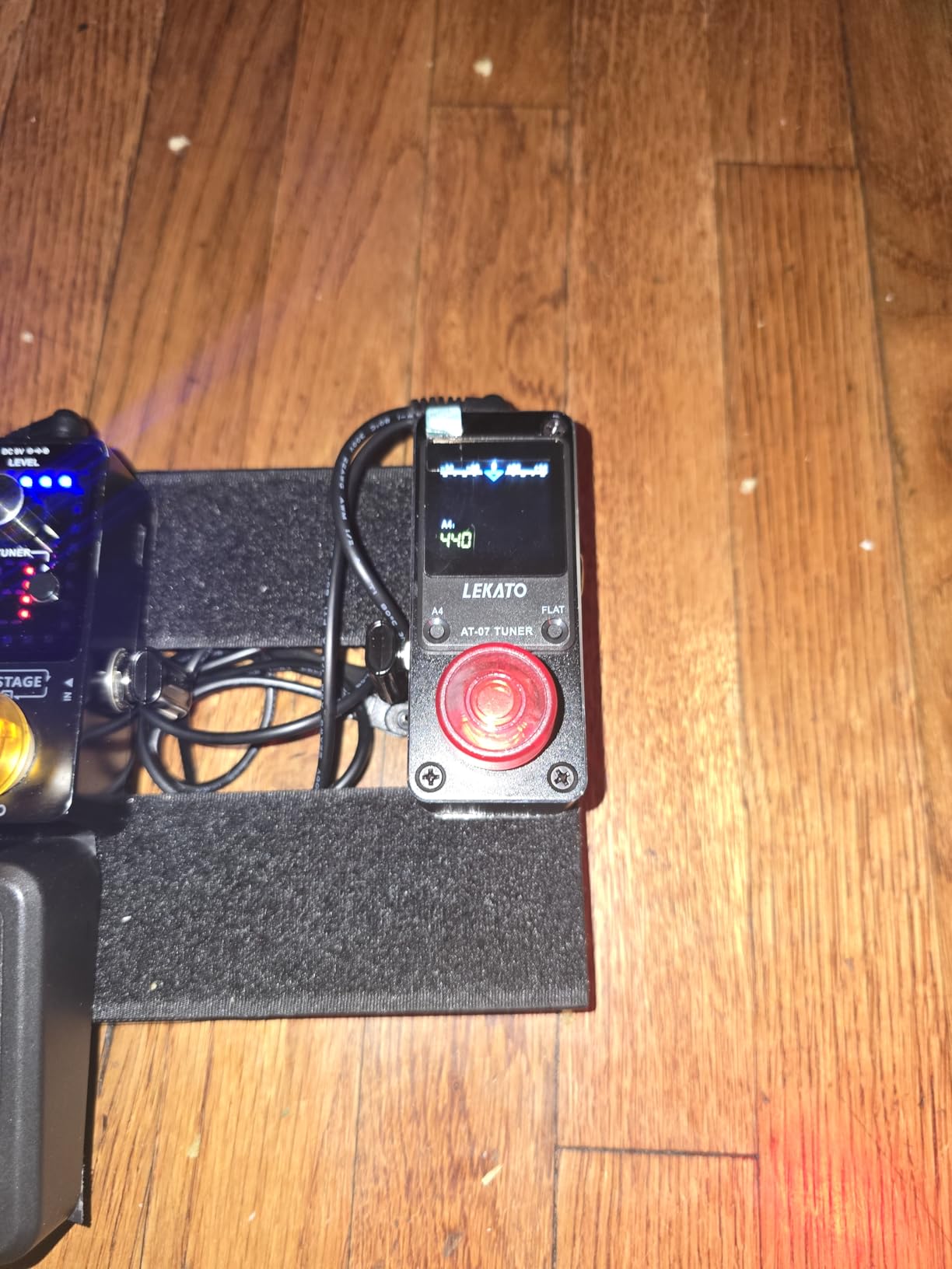 LEKATO Guitar Tuner Pedal with True Bypass, Chromatic Tuner Pedal for Electric Guitar and Bass, Color Display Tuning Pedal with Mute, Pitch and Flat Tuning customer photo 1
