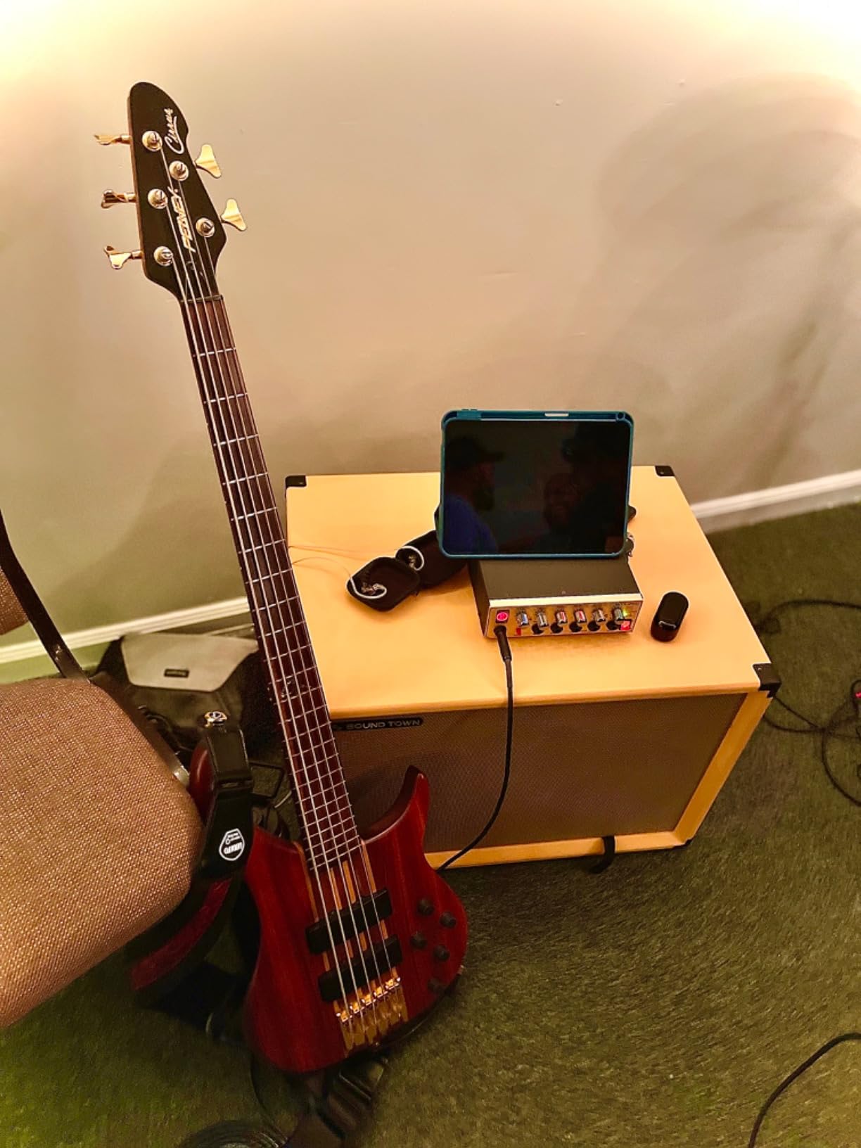 Sound Town 4 x 10“ 800W Bass Cabinet w/Horn, 8-ohm, 50oz Magnet, 3” Voice Coil, Birch Plywood, Black Tolex (BGC410BK) customer photo 1