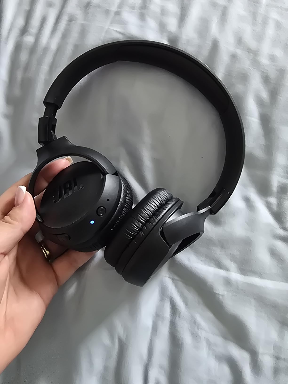 JBL Tune 520BT - Wireless On-Ear Headphones, Up to 57H Battery Life and Speed Charge, Lightweight, Comfortable and Foldable Design, Hands-Free Calls with Voice Aware (Black) customer photo 1