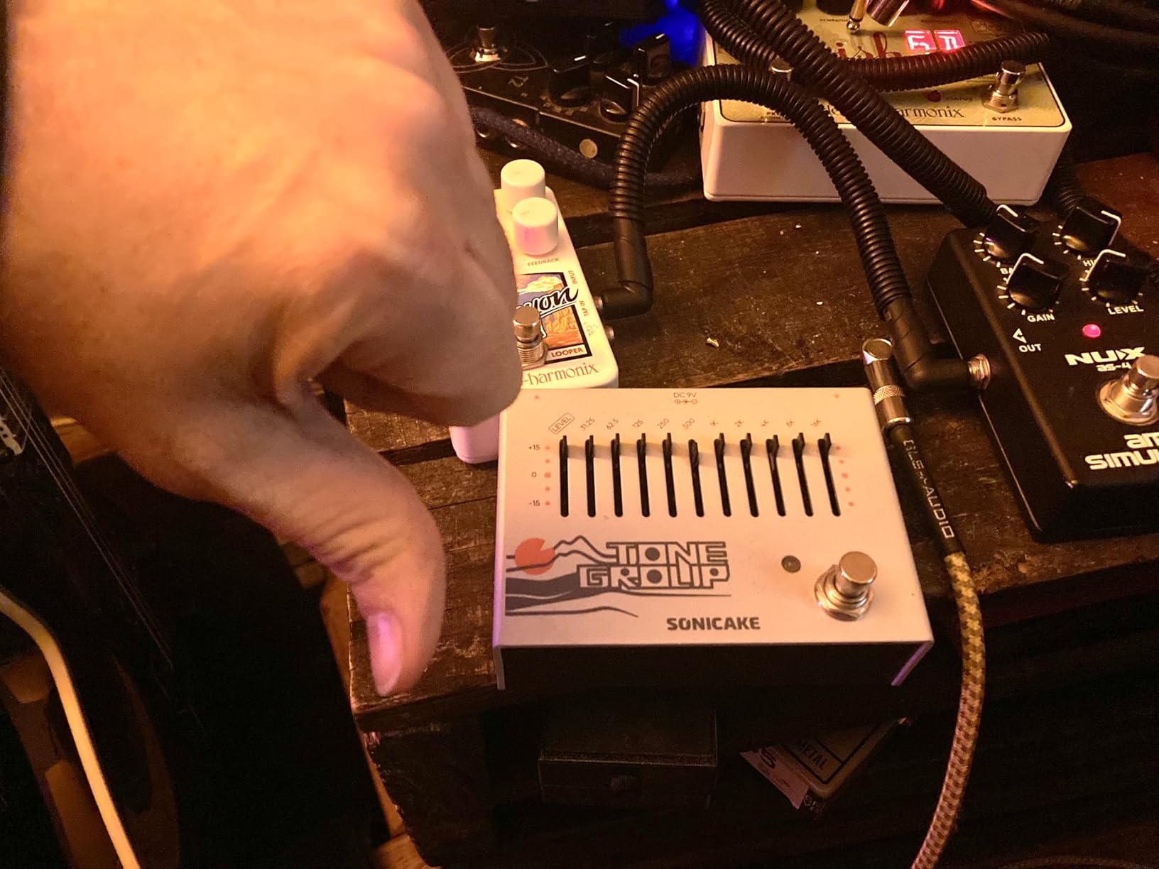 SONICAKE Acoustic Guitar Effects Pedal with Analog Preamp and Digital Reverb Acoustic Instruments with XLR Output - A Factory customer photo 2