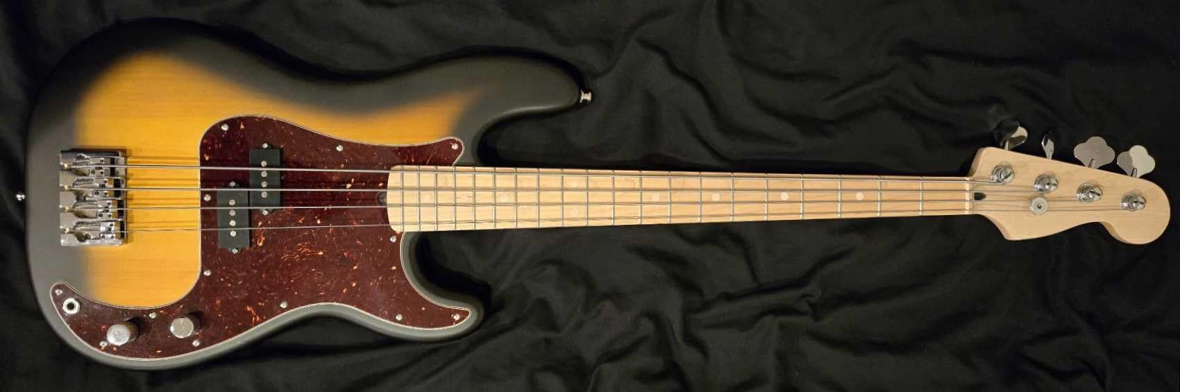 Fender Squier Debut Series Precision Bass Guitar, Beginner Guitar, with 2-Year Warranty, Includes Free Lessons, Black with Matte Finish customer photo 2