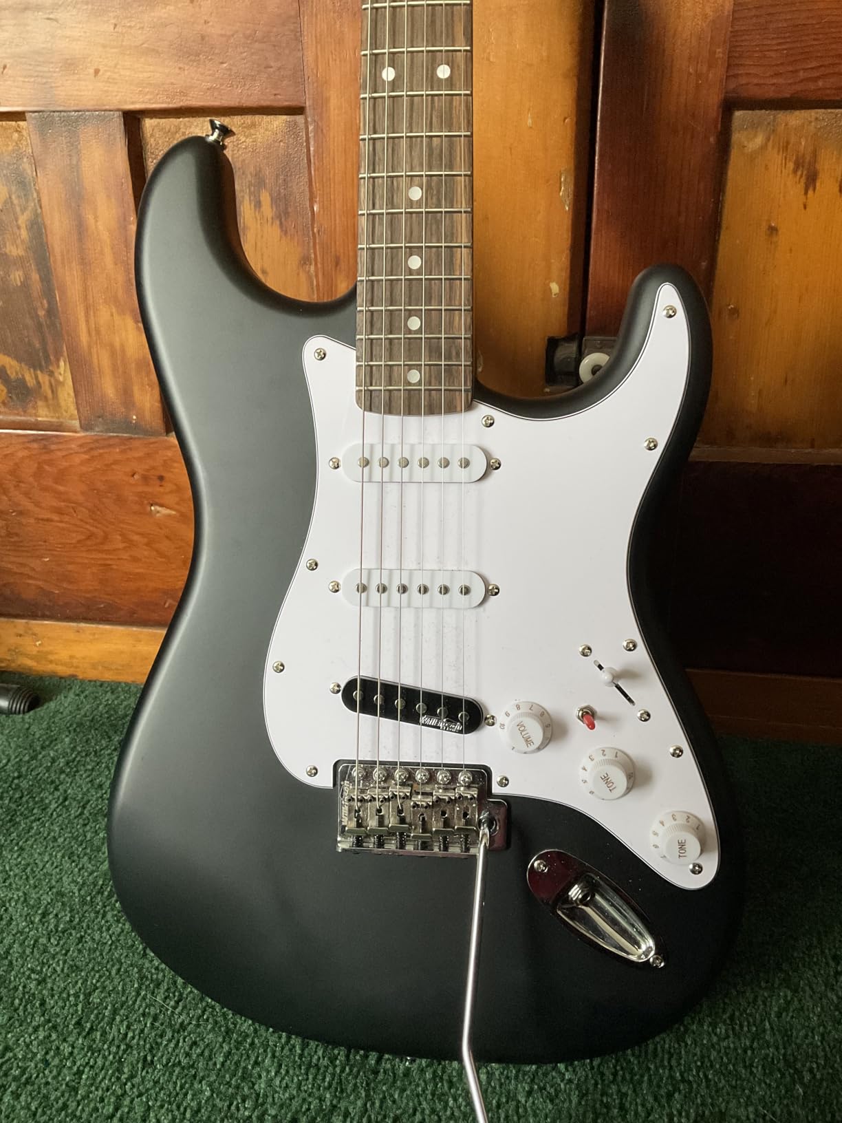 Fender Squier Debut Series Stratocaster Electric Guitar, Beginner Guitar, with 2-Year Warranty, Includes Free Lessons, Dakota Red with Matte Finish customer photo 1