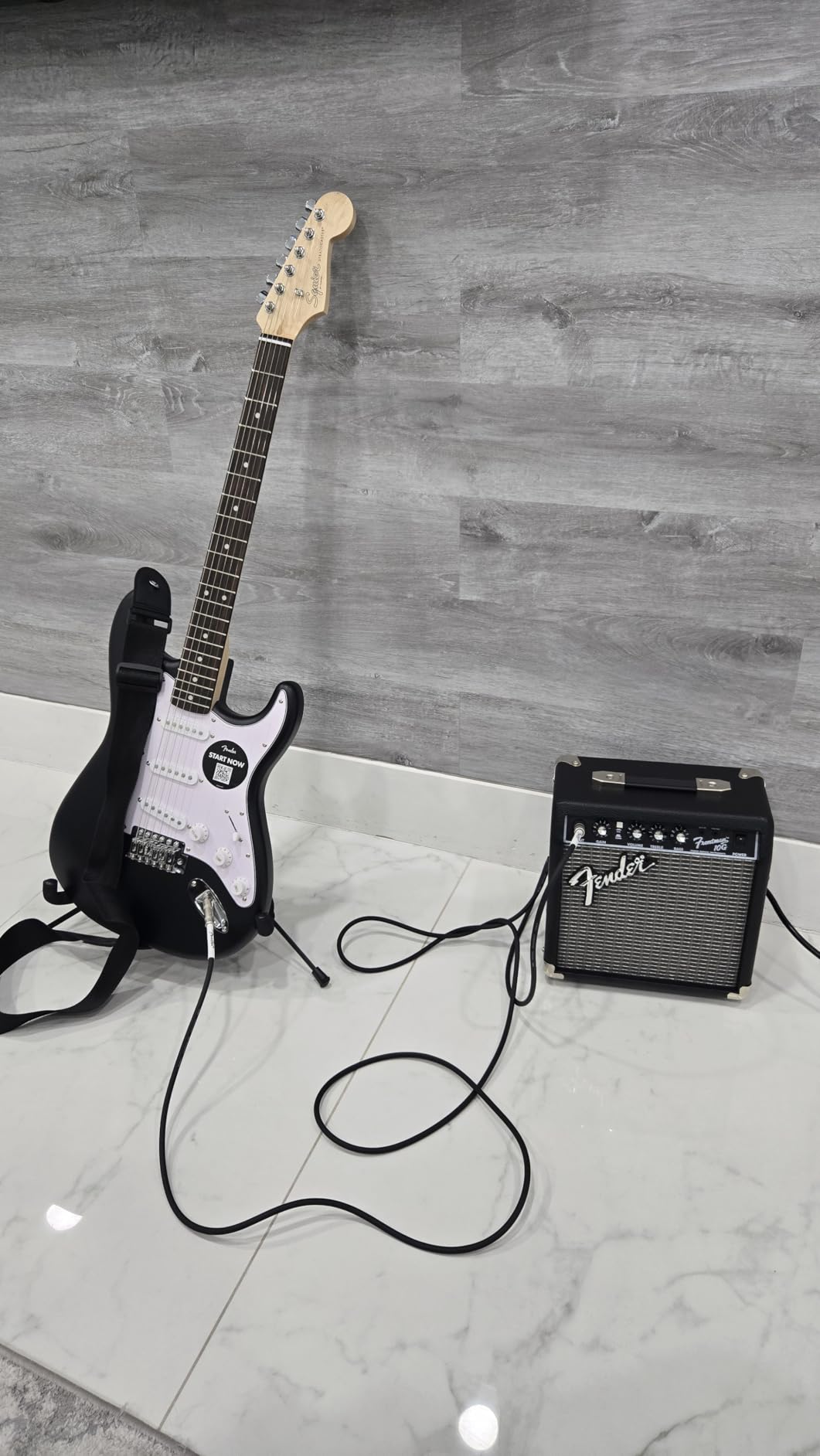 Fender Squier Debut Series Stratocaster Electric Guitar Kit, Beginner Guitar Kit, with 2-Year Warranty, with Padded Gig Bag, Frontman 10G Amp, Strap, and More, Includes Free Lessons, Black customer photo 2
