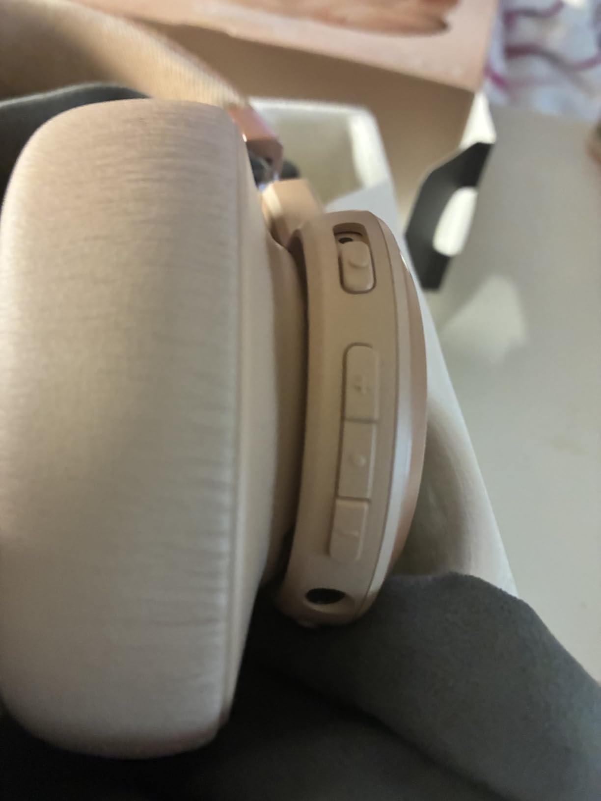 JBL Live 770NC - Wireless Over-Ear Headphones with True Adaptive Noise Cancelling with Smart Ambient, Up to 65 Hours of Battery Life, Comfort-fit Fabric Headband & Carrying Pouch (Black) customer photo 1