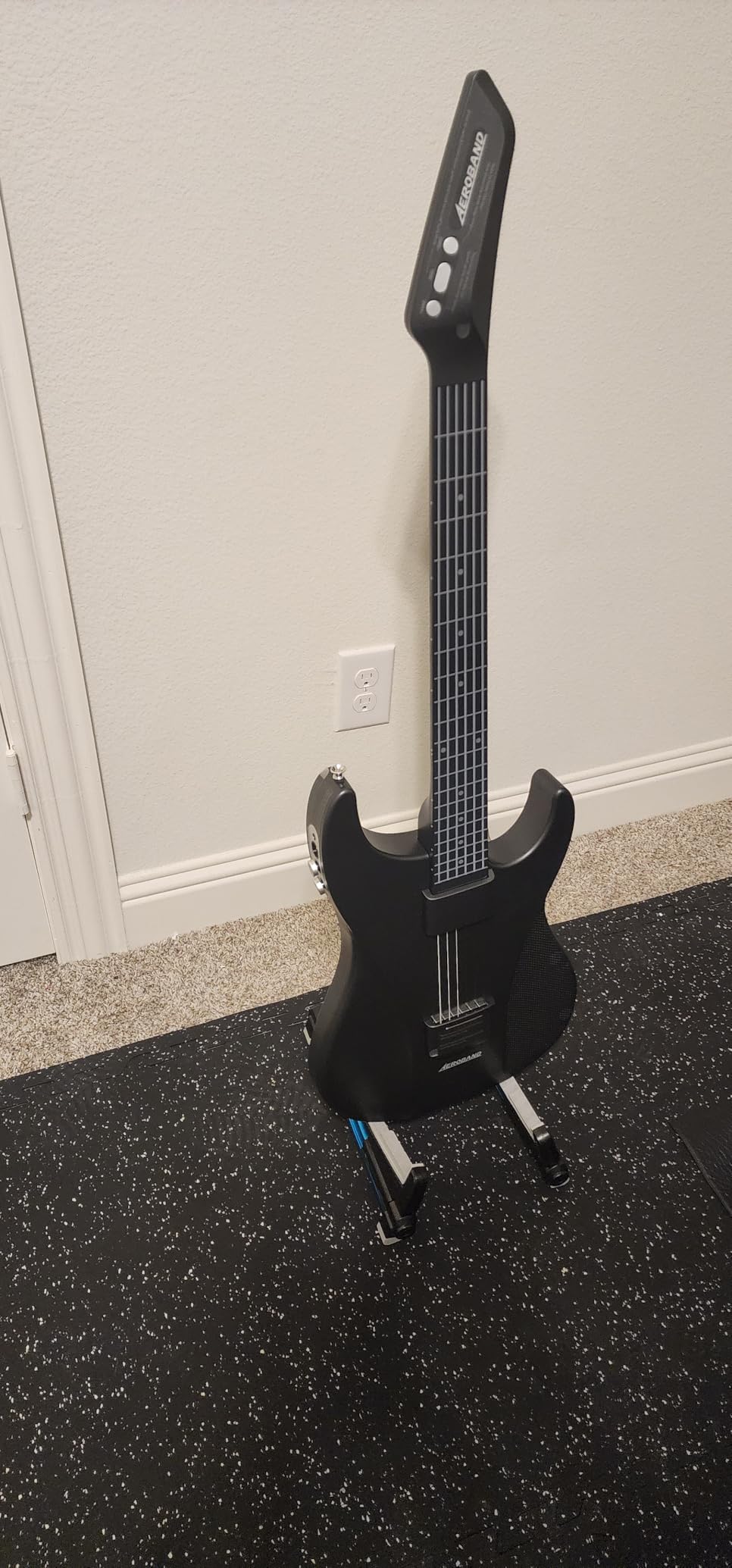 AeroBand Guitar Smart Guitar With Silicone Strings, Travel Silent Guitar With Detachable Fretboard, Headphone Jack, Built-in Speaker and Drum system, Aeroband APP Play, MIDI (No Bag) customer photo 1