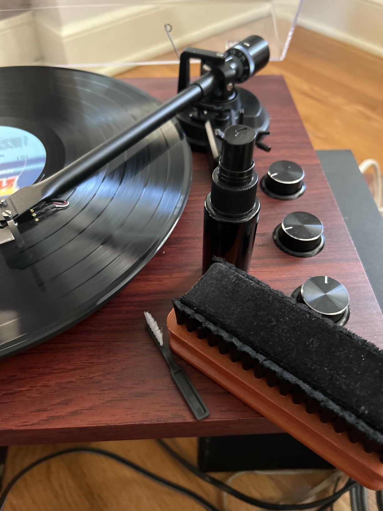 5 in1 Vinyl Records Cleaning Kit, Anti Static Solid Wood Vinyl Record Cleaner Kit, Includes 2in1 Velvet Microfiber Brush, XL Cleaning Liquid, Duster, Stylus Brush, Storage Box for Records Albums-Large customer photo 1