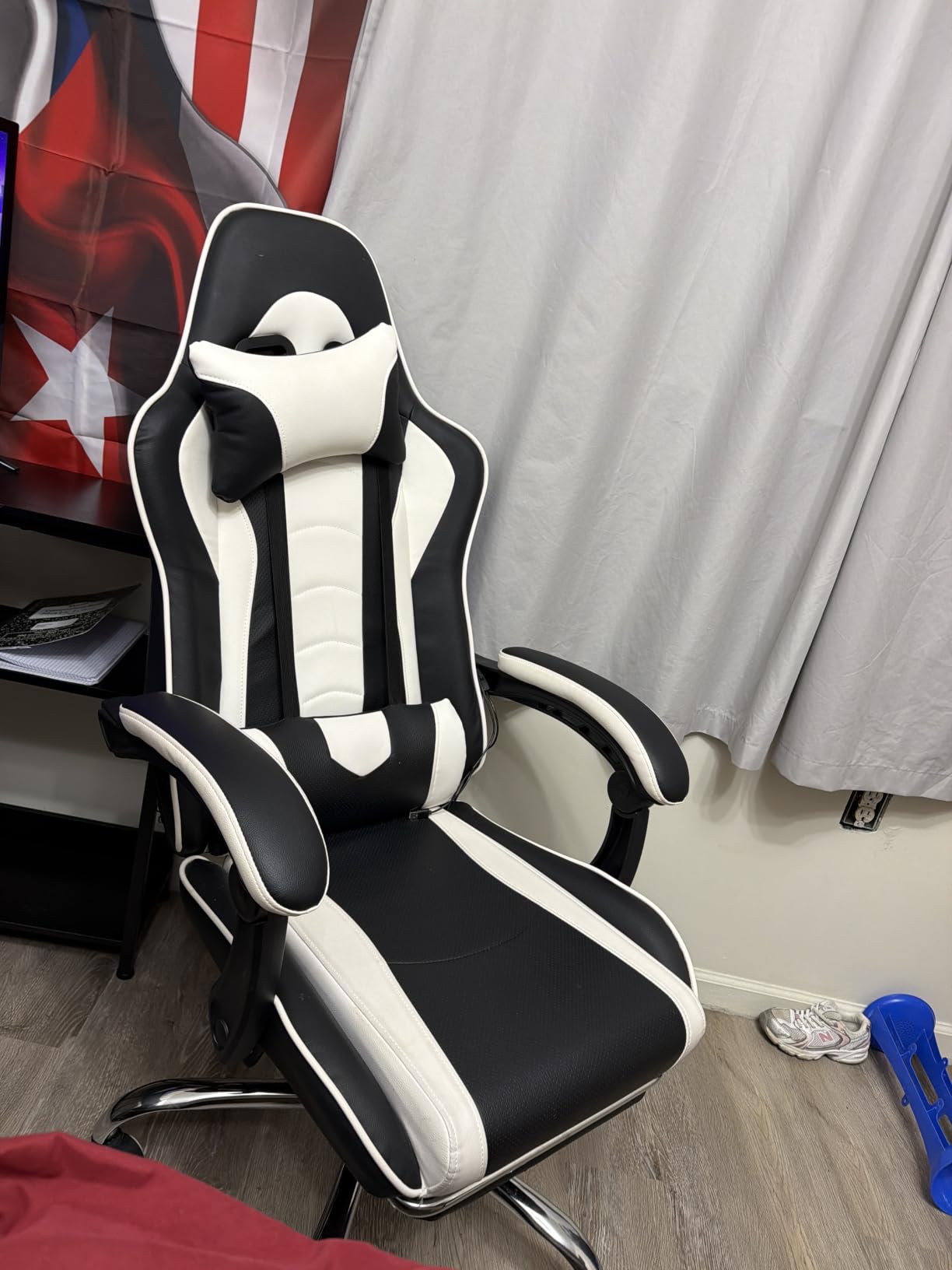 Yaheetech Gaming Chair with Footrest Massage Lumbar Pillow Black and White customer photo 1