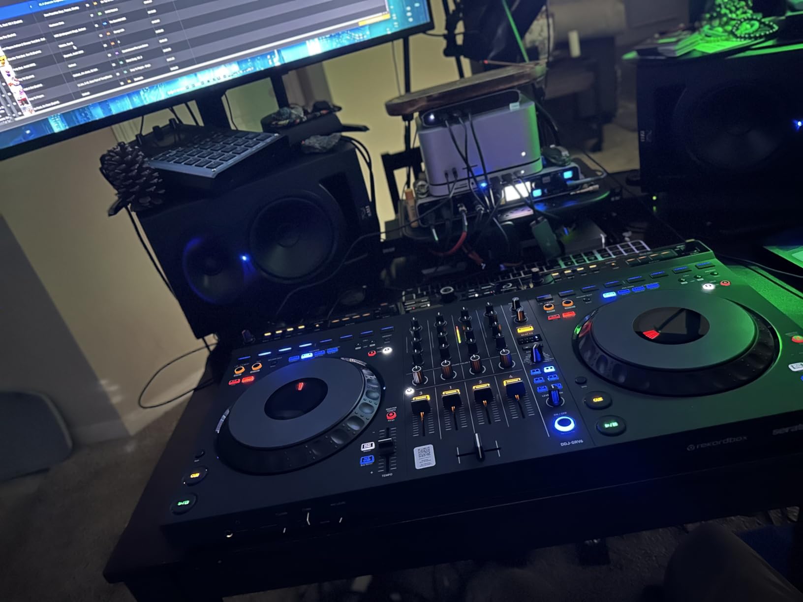 AlphaTheta DDJ-GRV6 4-Channel DJ Controller, Groove Circuit, Black customer photo 2