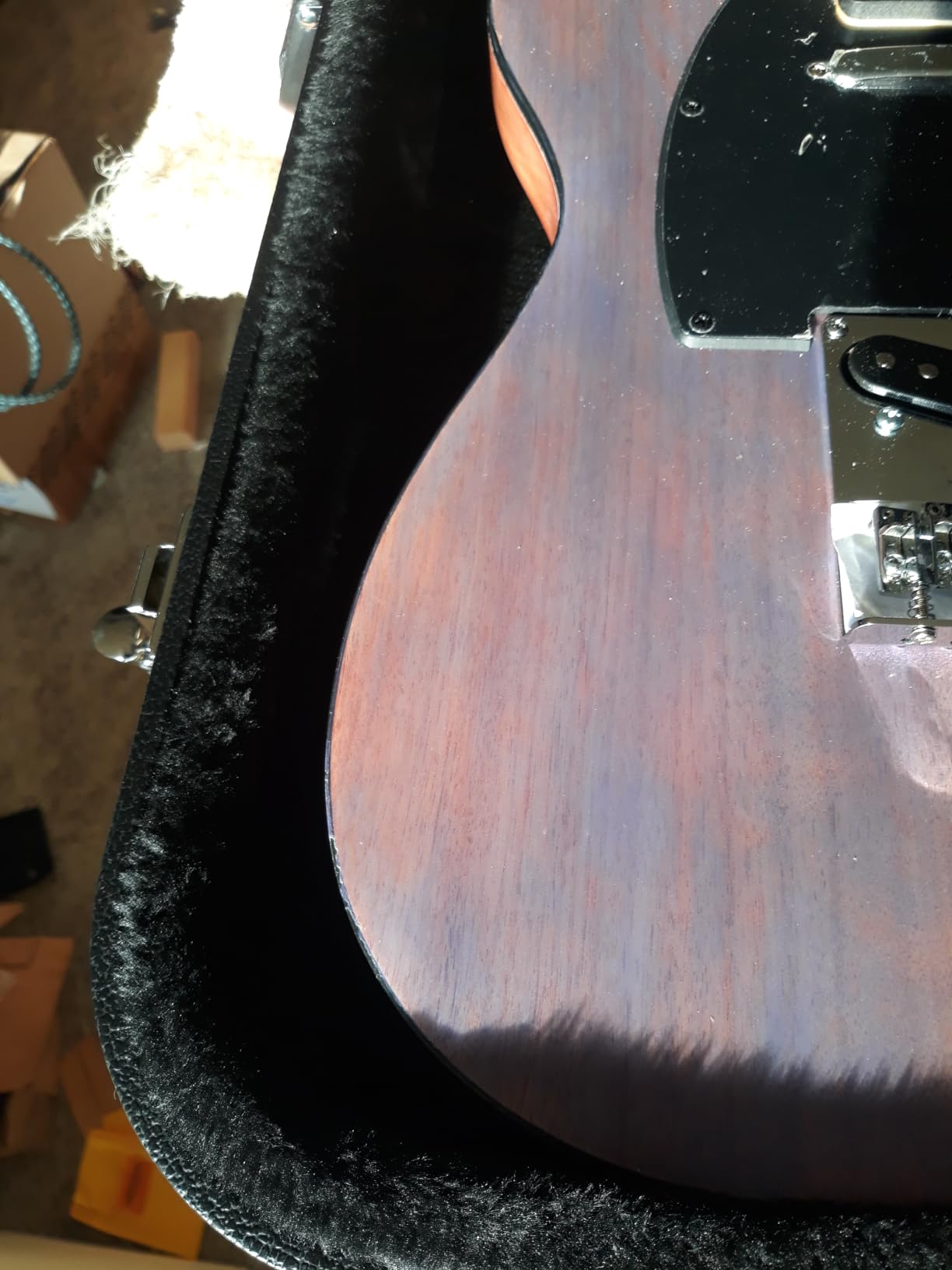 VEVOR Electric Guitar Hard Case, 43.11 in Rectangular Guitar Hard Case, With Lock Latch Keys Handle, PVC Padding Soft Lining Water-Resistant Hard Shell Guitar Cases, for 39 in Electric Guitars, Black customer photo 1