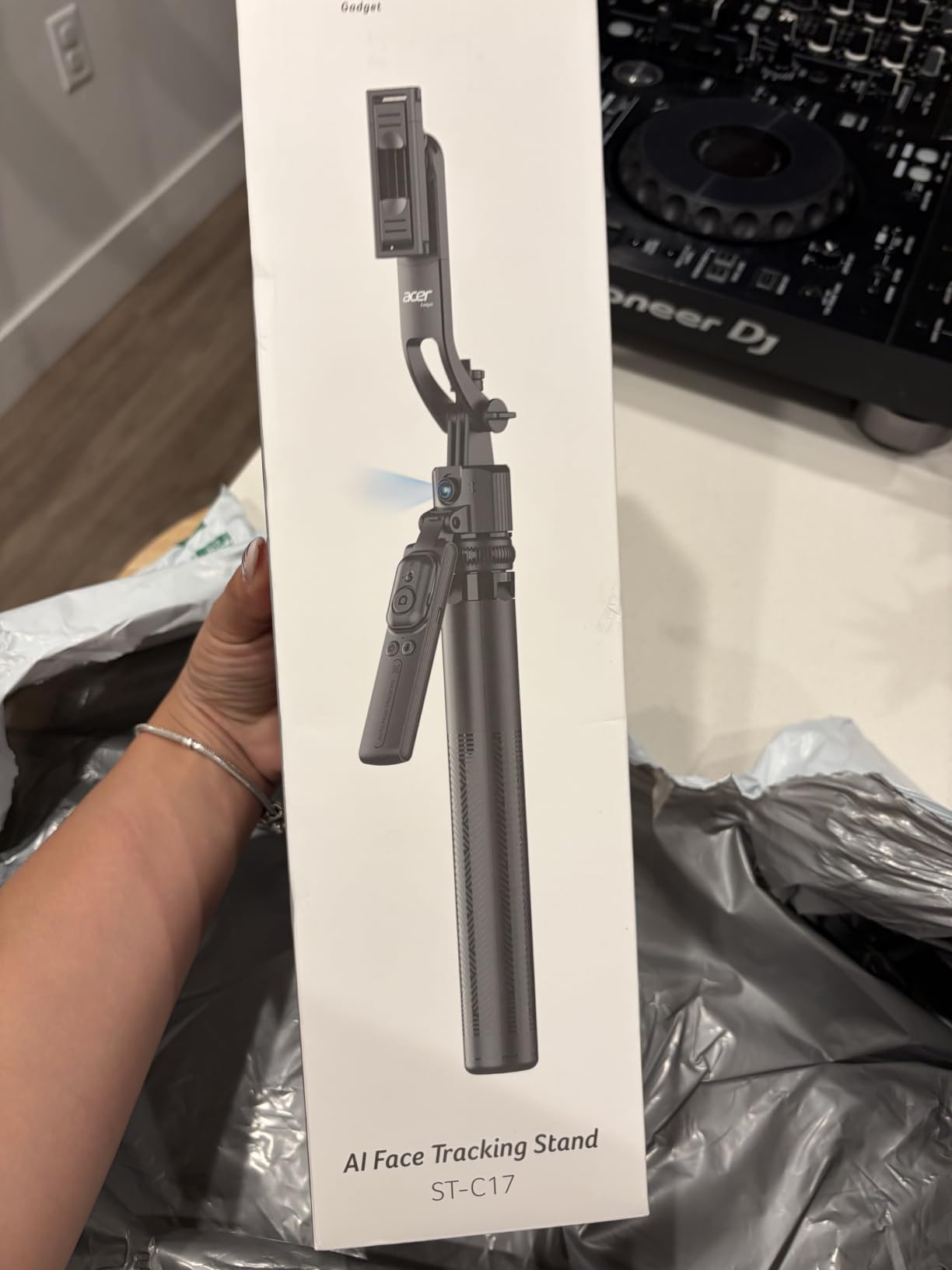 Acer Gadget Auto Face Tracking Tripod for iPhone customer photo 1
