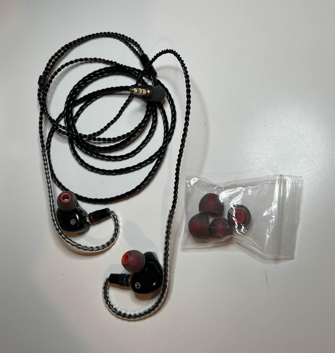 DEMAKE in Ear Monitor with Detachable Silver-Plated 3.5mm Cable customer photo 1