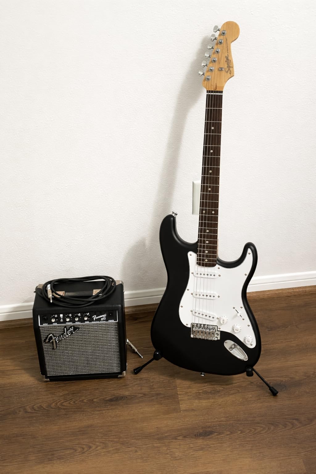 Fender Mini Stratocaster Beginner Electric Guitar Kit with Amp, Daphne Blue customer photo 2