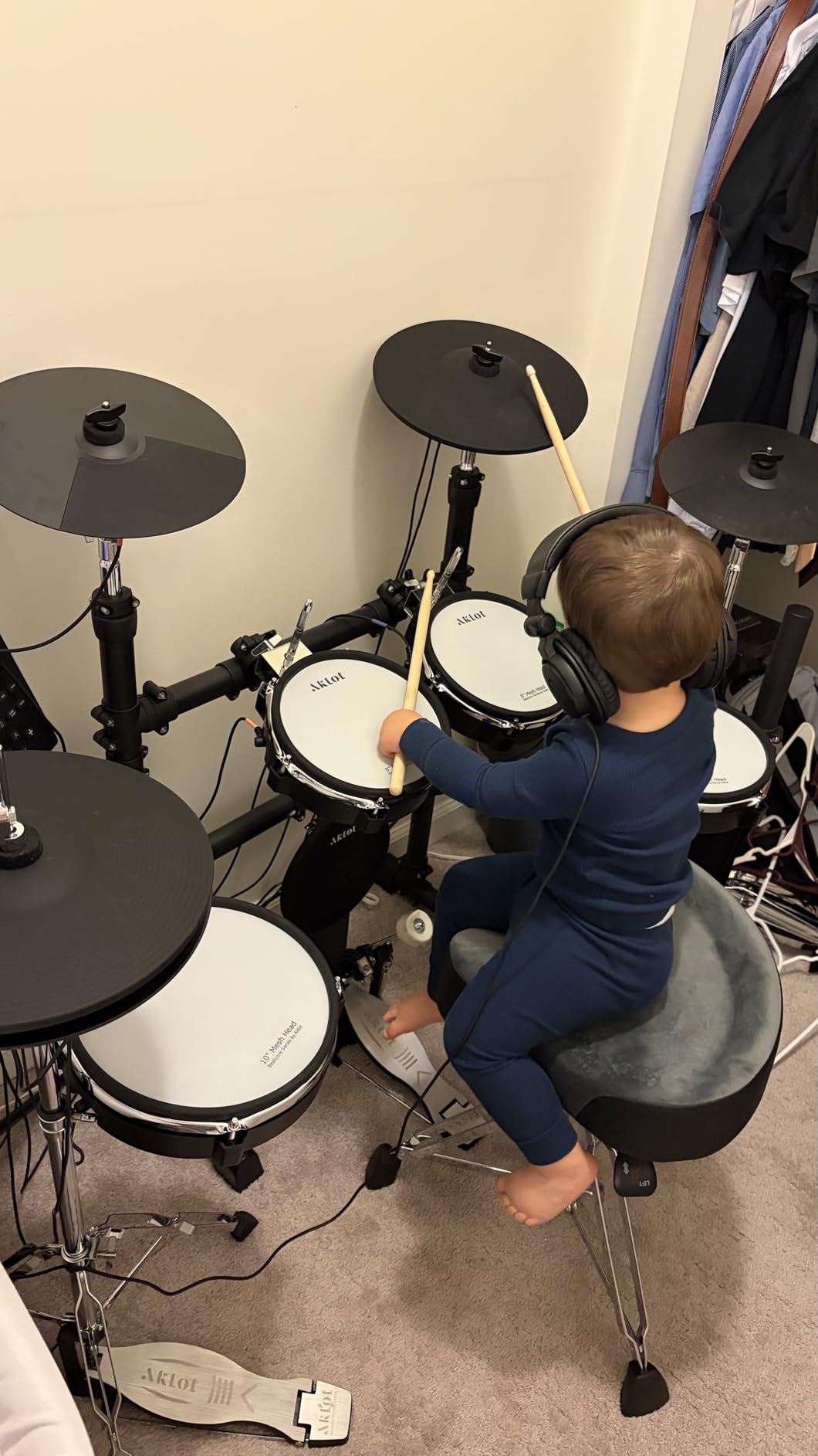 AKLOT Expanded-Size Electric Drum Set: 12'' Two-Piece Standalone Hi-Hat, Independent Kick Drum and 10'' Dual-Zone Snare, 12'' Triple-Zone Ride Cymbal, All Mesh Heads, 460 Sounds, Mesh Bass Drum, White customer photo 2