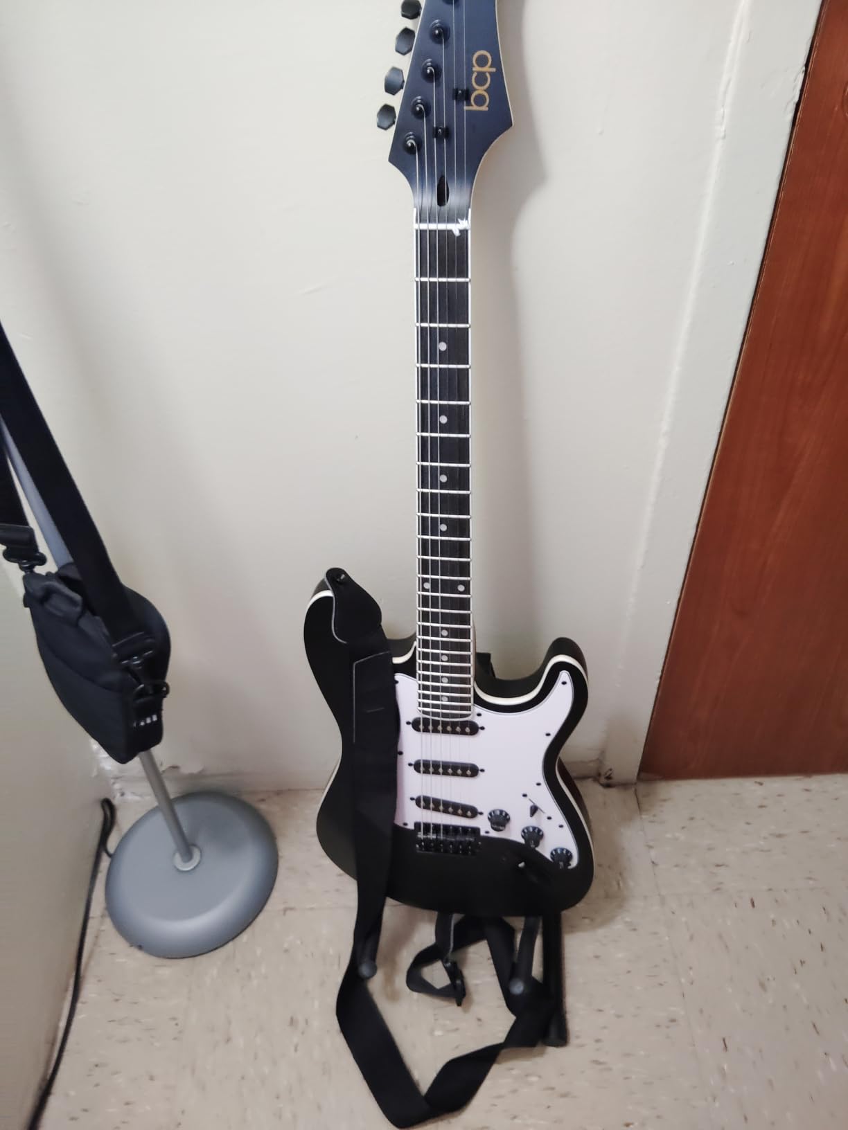 Best Choice Products 39in Full Size Beginner Electric Guitar Starter Kit w/Case, Strap, 10W Amp, Strings, Pick, Tremolo Bar - Hollywood Blue customer photo 1