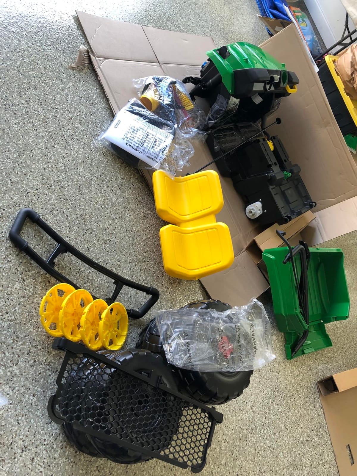 Peg Perego John Deere Gator XUV Extra-Large 12 Volt Ride-on, Durable Design for Kids 3-8, Green customer photo 2