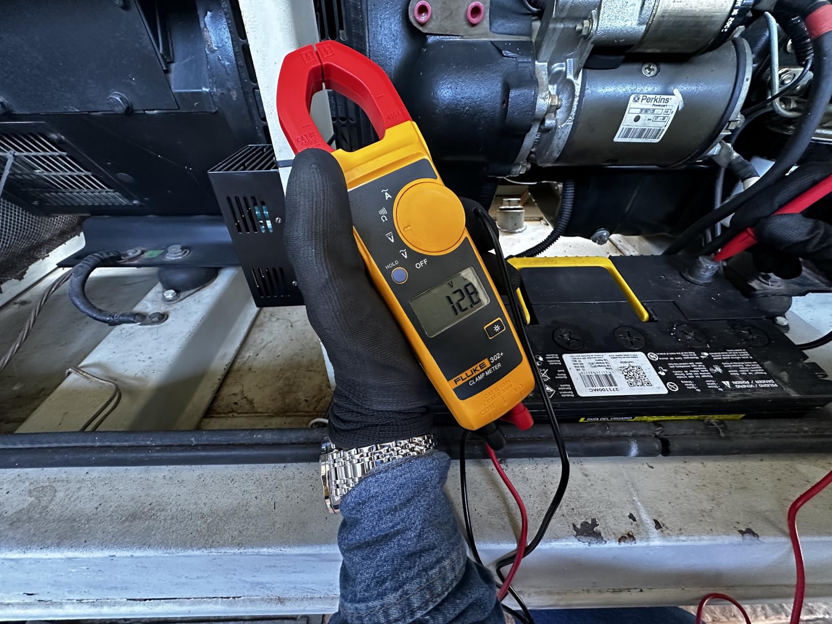 Fluke 302+ Digital Clamp Meter, 30mm Jaw, Measures AC Current to 400A, Measures AC/DC Voltage to 600V, Includes 2 Year Warranty customer photo 1