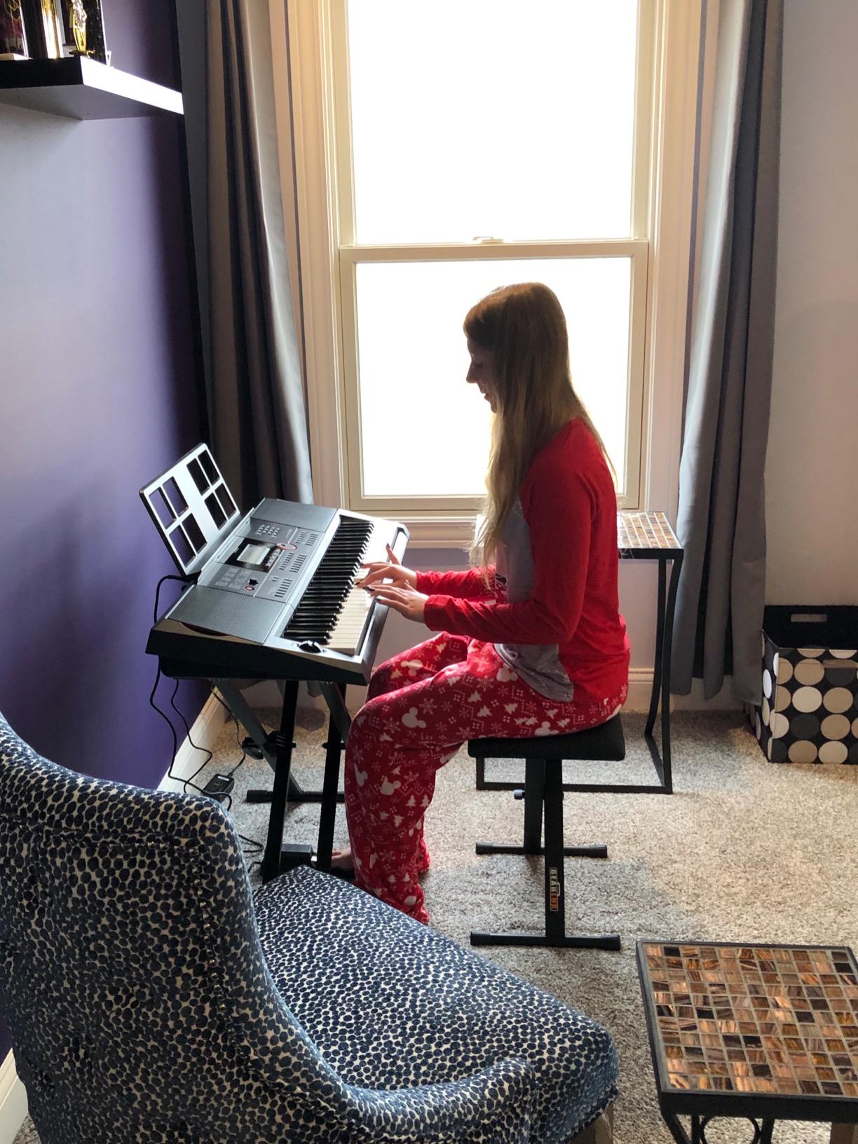 Casio CT-X3000 61-Key Keyboard Bundle with Adjustable Stand, Bench, Sustain Pedal, Online Lessons, Instructional DVD, and Austin Bazaar Polishing Cloth customer photo 2