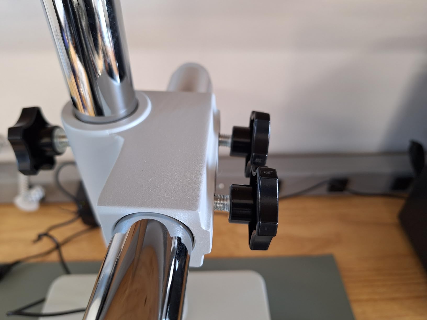 SWIFT S7 7X-45X Trinocular Stereo Microscope with Wide-Field 10X Eyepieces,0.7X-4.5X Zoom Objective Lens, Single-Arm Boom Stand, and 56-Bulb LED Ring Light customer photo 1