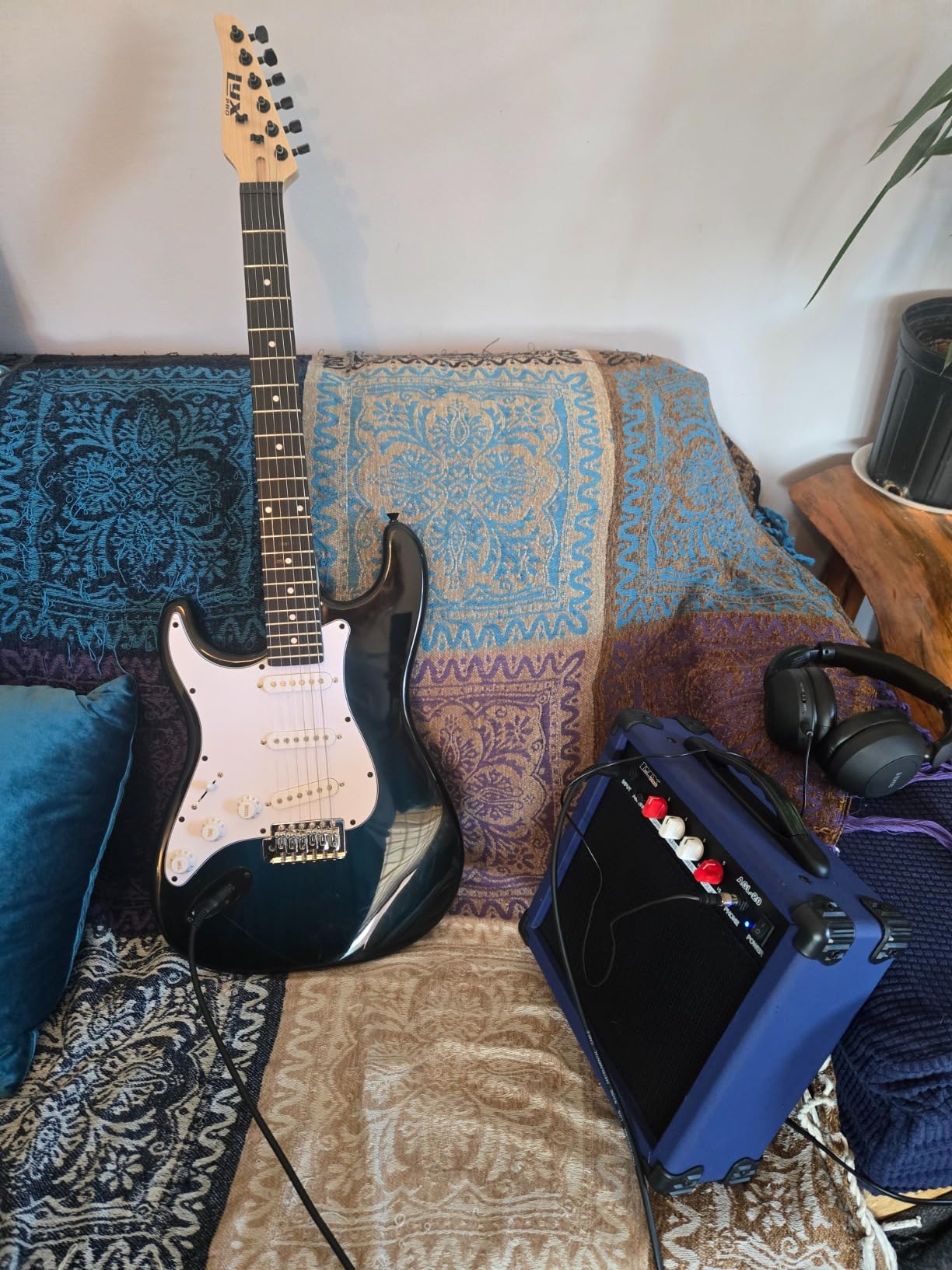 LyxPro 39 inch Electric Guitar Kit Bundle with 20w Amplifier, All Accessories, Digital Clip On Tuner, Six Strings, Two Picks, Tremolo Bar, Shoulder Strap, Case Bag Starter kit Full Size - mahogany customer photo 1