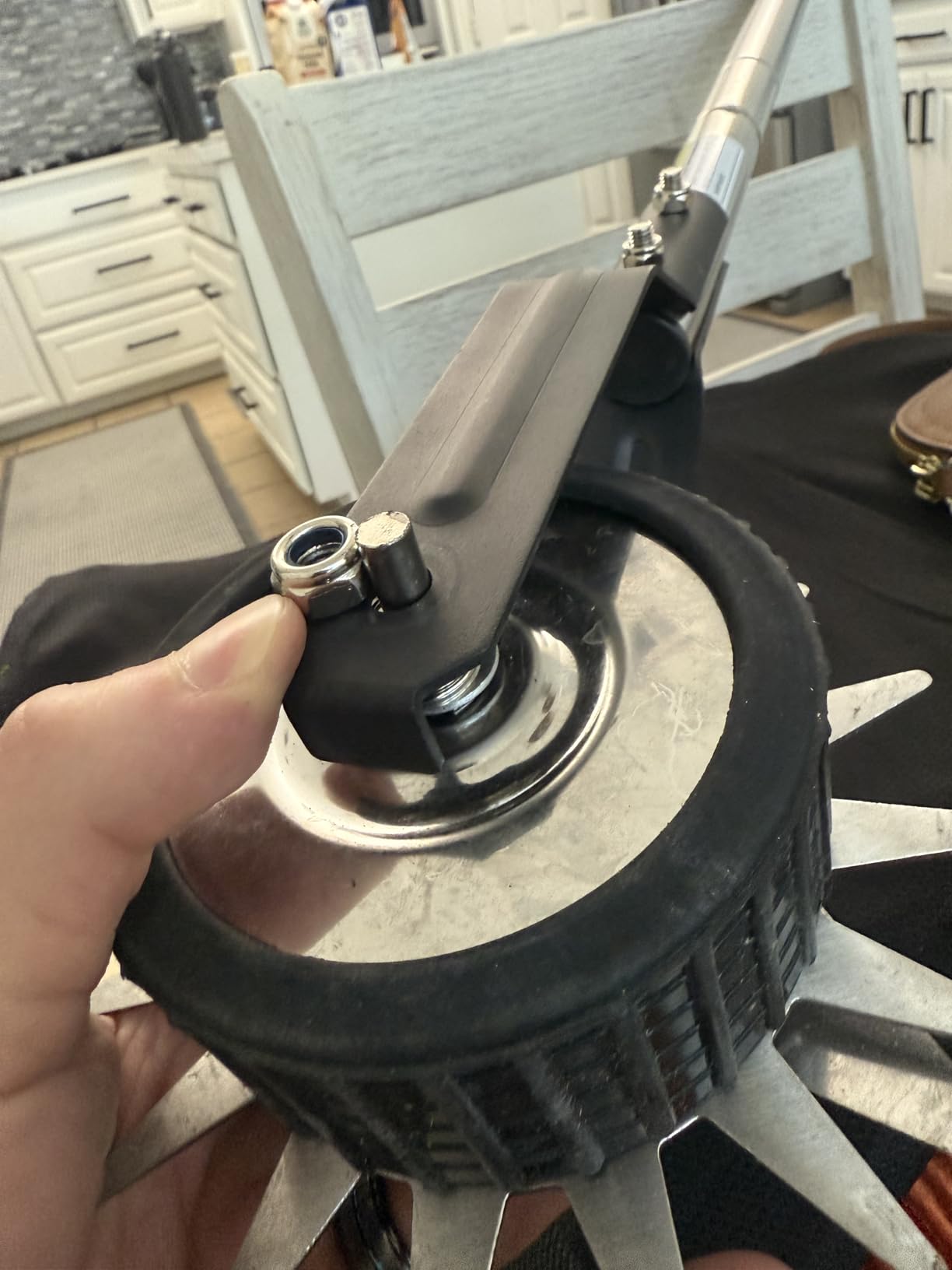 BARAYSTUS Wheel Rotary Edger Lawn Tool, Grass Edge Trimmer, Sidewalk Manual Lawn Edger, Strong 3 Sections Stainless Steel Handle with Cushion Grip, 58.3-Inch customer photo 2