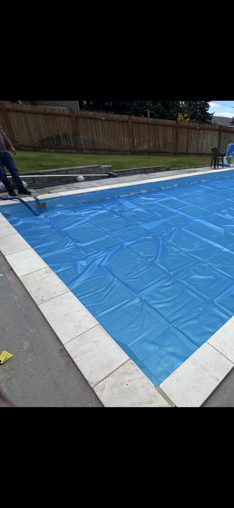 VEVOR Solar Pool Cover 32 x 16 ft, 16 Mil Rectangle Solar Blanket Blue customer photo 1