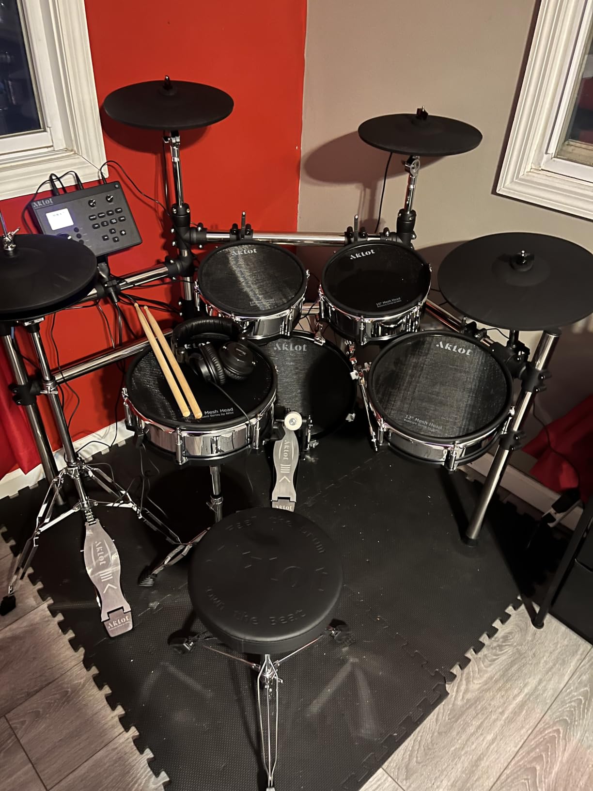 AKLOT Acoustic-Style Electric Drum Set: Independent 16’’ Wooden Bass Drum and 12’’ Snare, Triple-Zone Ride Cymbal, Standalone Hi-Hat, Full Mesh Pads, 460 Sounds, USB MIDI, Throne, Sticks, Black customer photo 1